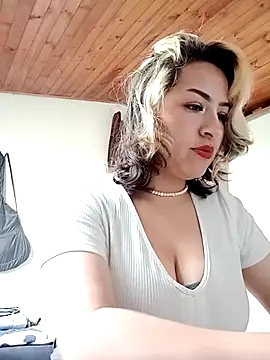 HannaJonnes  online show from April 16, 2026, 1:12 pm