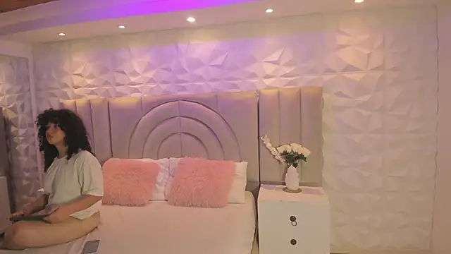 Chloe and Violeta online show from June 18, 2026, 7:08 pm