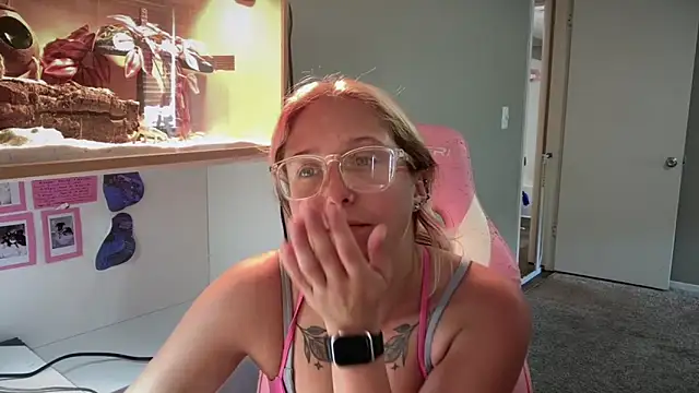 Snapshot of MUSCLEMOMMY1365 chatting on May 16, 2026, 5:12 pm MUSCLEMOMMY1365 online show from May 16, 2026, 5:12 pm