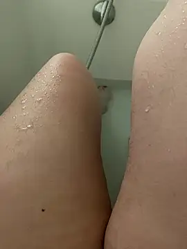 valee02 online show from April 15, 2026, 7:51 pm