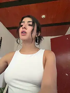 MAIILY MOON online show from May 9, 2026, 10:46 pm