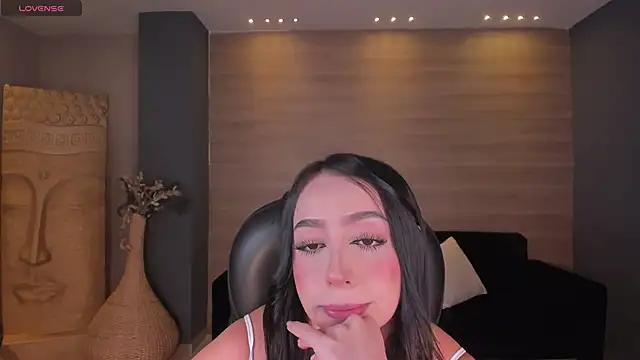 PaulineSanz online show from May 28, 2026, 7:42 pm