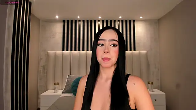 Snapshot of PaulineSanz chatting on June 19, 2026, 7:20 pm PaulineSanz online show from June 19, 2026, 7:20 pm