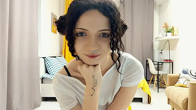 Snapshot of CinnamonCurl chatting on May 27, 2026, 12:31 am CinnamonCurl online show from May 27, 2026, 12:31 am
