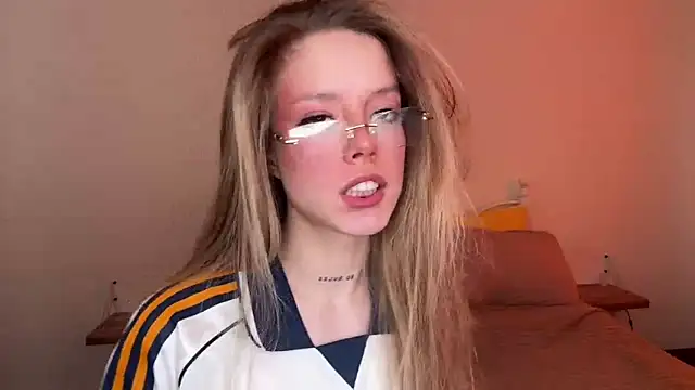 Catrinee online show from June 7, 2026, 4:56 pm