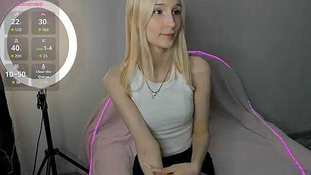 SophiaDarsly online show from May 8, 2026, 2:54 pm