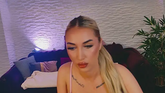 BlondieXStar online show from April 21, 2026, 8:04 pm