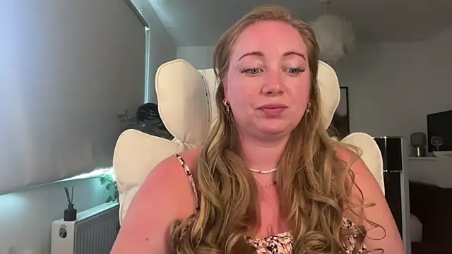 arielsweetieee online show from May 26, 2026, 8:01 am