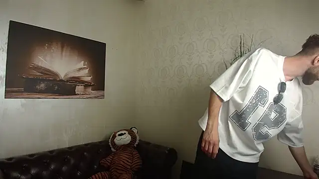 KyloEast online show from June 20, 2026, 4:17 am