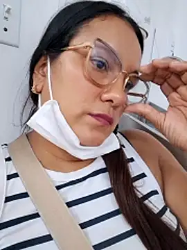 Samanta-42 online show from May 17, 2026, 2:33 am