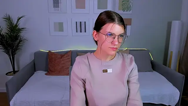 AnnaThorne online show from April 24, 2026, 9:33 am