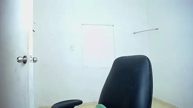 Ari novoa online show from April 18, 2026, 3:31 am