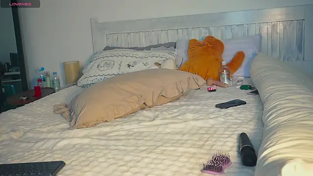 HelenHiss online show from July 1, 2026, 1:06 am