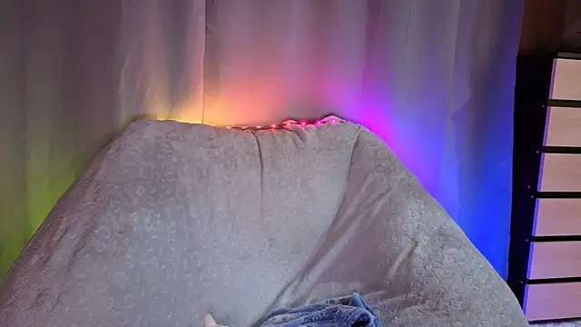 Snapshot of SunlitDeslre chatting on May 17, 2026, 10:10 pm SunlitDeslre online show from May 17, 2026, 10:10 pm