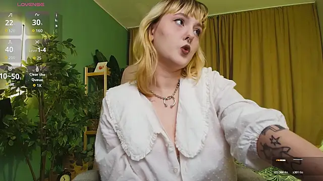 Snapshot of Emma_Thomps chatting on May 22, 2026, 2:04 pm Emma Thomps online show from May 22, 2026, 2:04 pm