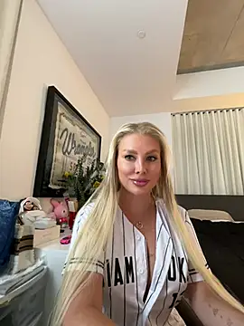 Snapshot of Karen_Luxe chatting on May 8, 2026, 6:01 pm Karen Luxe online show from May 8, 2026, 6:01 pm