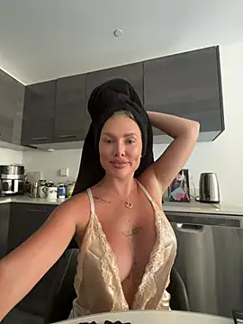 Snapshot of Karen_Luxe chatting on May 25, 2026, 5:44 pm Karen Luxe online show from May 25, 2026, 5:44 pm