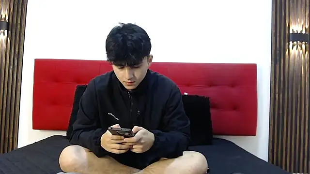 LunayDream online show from April 19, 2026, 11:33 am