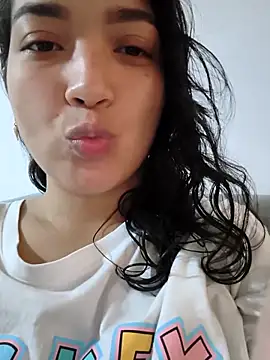 Snapshot of Thanilopera chatting on May 5, 2026, 7:06 pm Thanilopera online show from May 5, 2026, 7:06 pm