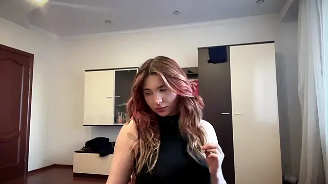 June Kiss online show from May 4, 2026, 2:31 pm