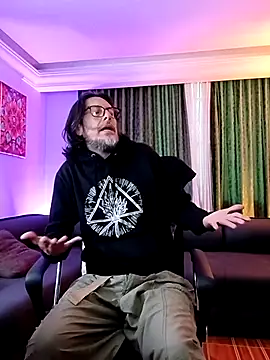 DaddyLolii online show from August 6, 2026, 11:00 pm