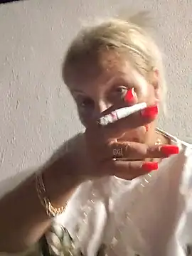 Snapshot of Divineblond chatting on July 13, 2026, 7:35 pm Divineblond online show from July 13, 2026, 7:35 pm