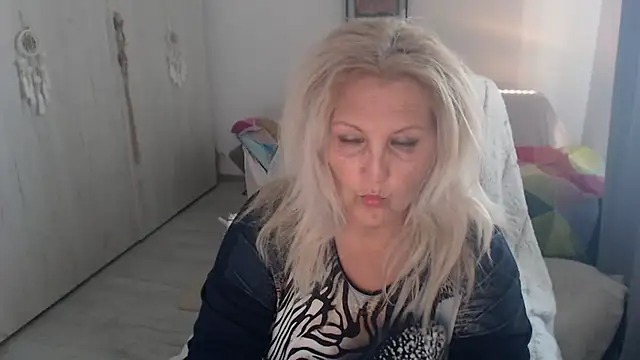 Divineblond online show from May 14, 2026, 3:09 pm