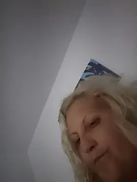 Snapshot of Divineblond chatting on July 17, 2026, 10:29 pm Divineblond online show from July 17, 2026, 10:29 pm