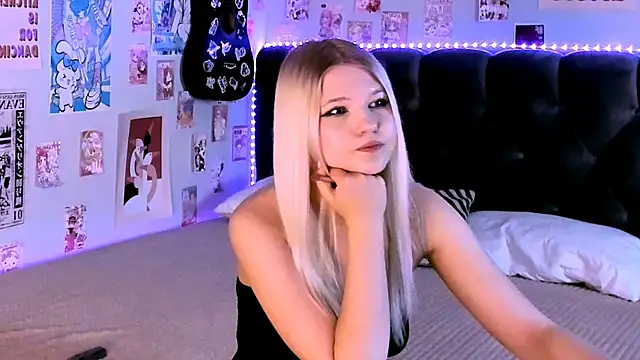 LunariaFox online show from May 14, 2026, 2:58 pm