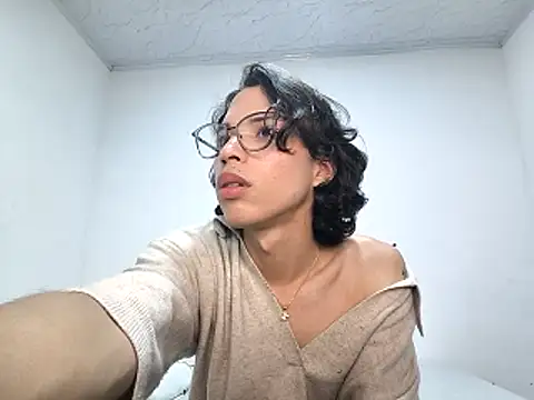 Snapshot of LONDON_ROSE chatting on May 12, 2026, 9:54 pm LONDON ROSE online show from May 12, 2026, 9:54 pm