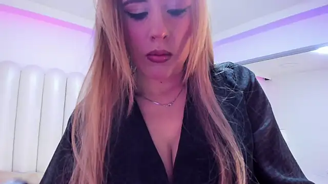 Snapshot of AndreinaOwen chatting on May 1, 2026, 12:10 pm AndreinaOwen online show from May 1, 2026, 12:10 pm