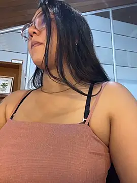 Chloe Thomsoon  online show from May 28, 2026, 7:42 pm