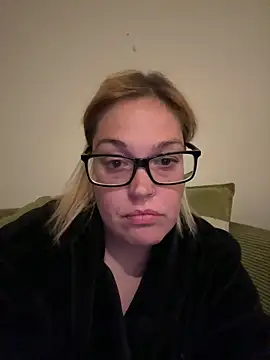 Snapshot of SecretRavenXO chatting on May 15, 2026, 10:41 pm SecretRavenXO online show from May 15, 2026, 10:41 pm