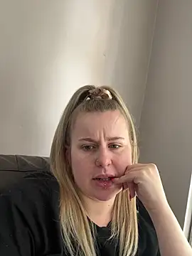Snapshot of taylor-b chatting on April 30, 2026, 12:12 pm taylor-b online show from April 30, 2026, 12:12 pm