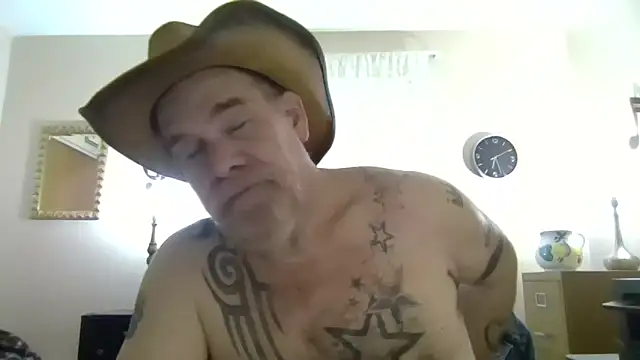 Snapshot of Caesar_Baxter chatting on April 29, 2026, 10:27 pm Caesar Baxter online show from April 29, 2026, 10:27 pm