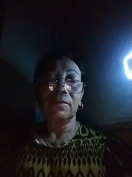Snapshot of mouth22 chatting on May 18, 2026, 9:52 pm mouth22 online show from May 18, 2026, 9:52 pm