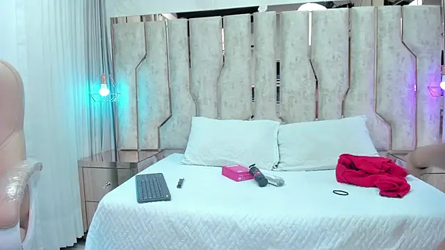 chica nocturna25 online show from May 26, 2026, 3:04 am