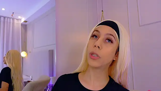 ZoeyPetit online show from July 29, 2026, 7:02 pm