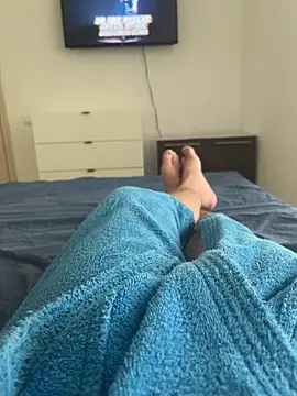 De mo  online show from April 28, 2026, 3:27 pm