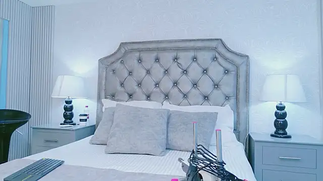 Snapshot of VioletSweetts chatting on July 1, 2026, 3:18 am VioletSweetts online show from July 1, 2026, 3:18 am