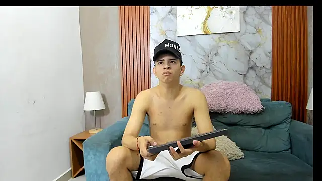 Snapshot of LOVE_GUYS1 chatting on July 13, 2026, 1:21 pm LOVE GUYS1 online show from July 13, 2026, 1:21 pm