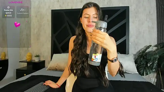 Snapshot of Hillary_myerss_ chatting on May 15, 2026, 5:44 pm Hillary myerss online show from May 15, 2026, 5:44 pm