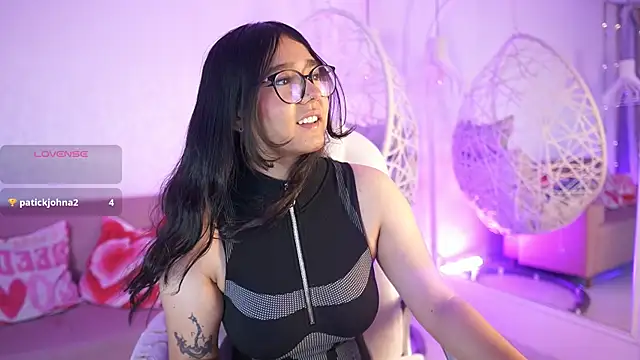 Snapshot of VioletJoness_ chatting on July 1, 2026, 11:43 am VioletJoness online show from July 1, 2026, 11:43 am