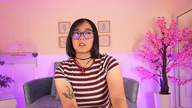 Snapshot of VioletJoness_ chatting on June 2, 2026, 11:43 am VioletJoness online show from June 2, 2026, 11:43 am