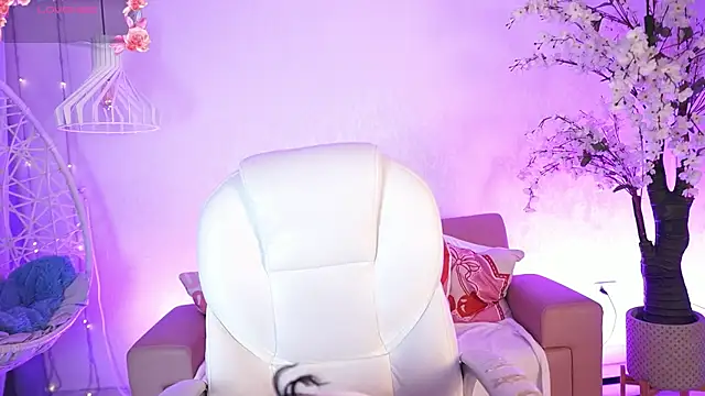 Snapshot of VioletJoness_ chatting on July 22, 2026, 11:34 am VioletJoness online show from July 22, 2026, 11:34 am