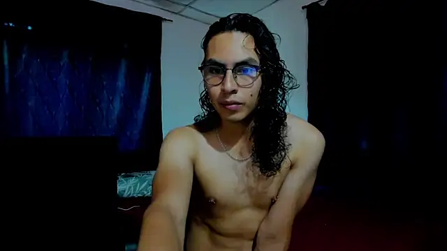 Snapshot of AntoniodeArmas chatting on May 4, 2026, 10:23 pm AntoniodeArmas online show from May 4, 2026, 10:23 pm