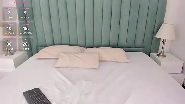 CoralRuiz online show from May 22, 2026, 8:51 pm