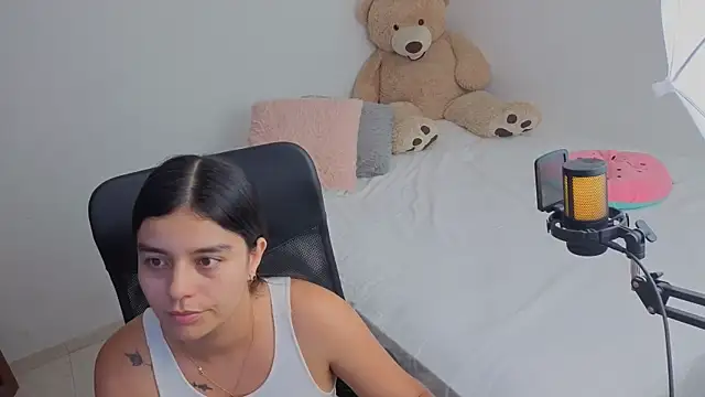 valerihouse  online show from May 16, 2026, 1:04 am