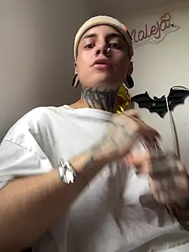 Snapshot of _valentinoooo chatting on July 11, 2026, 10:21 pm valentinoooo online show from July 11, 2026, 10:21 pm