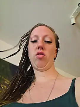 Snapshot of SweetGermanAlina chatting on June 29, 2026, 8:21 am SweetGermanAlina online show from June 29, 2026, 8:21 am